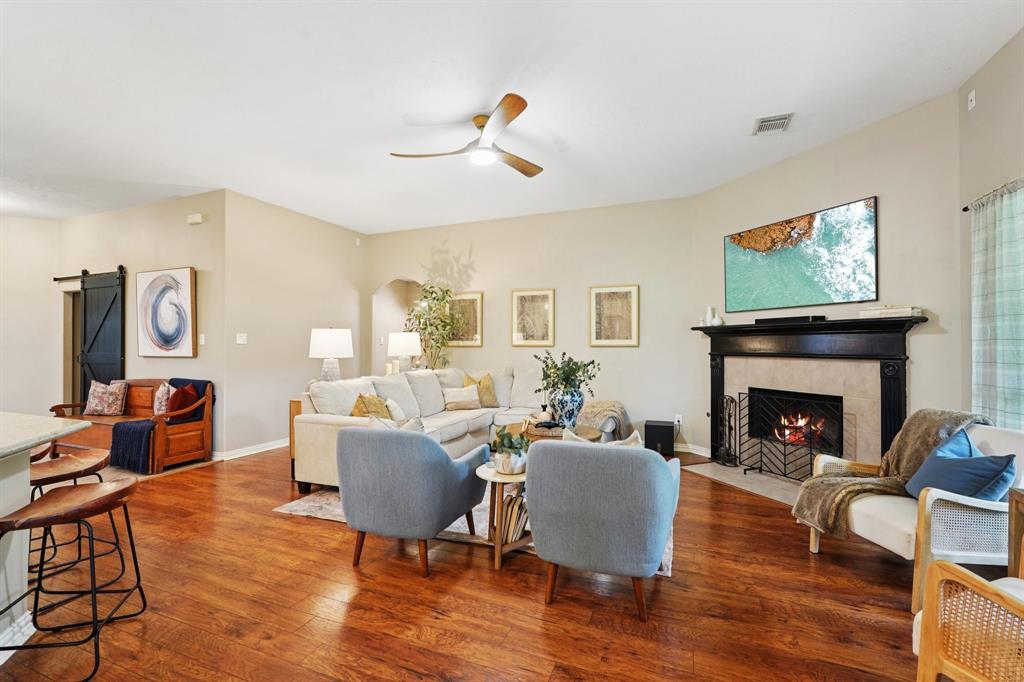 1095 Gladstone Drive