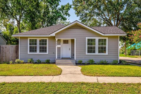 Photo of 223 W Adoue Street, Baytown, TX 77520 (MLS # 87899779) Photo of 223 W Adoue Street, Baytown, TX 77520 (MLS # 87899779)