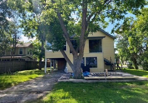 Photo of 1015 N Bayshore Drive, La Porte, TX 77571 (MLS # 38210772)