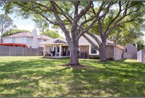 Single Family Residence in Friendswood TX 1901 Valero Street 3.jpg