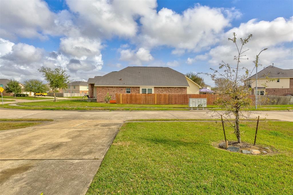 810 Sand Crab Lane, La Marque, Texas image 2