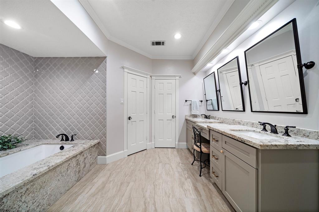 2018 Forest Garden Drive, Kingwood, Texas image 22