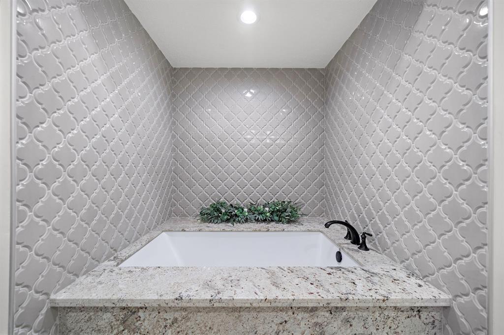 2018 Forest Garden Drive, Kingwood, Texas image 23