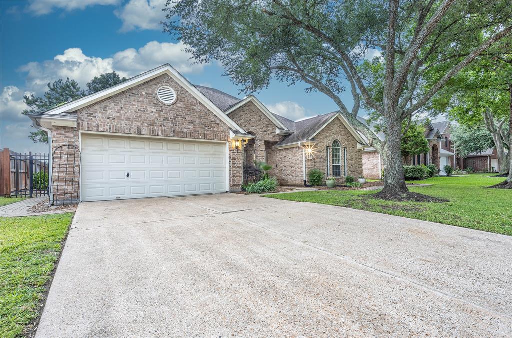 117 Greenridge Circle, League City, Texas image 1