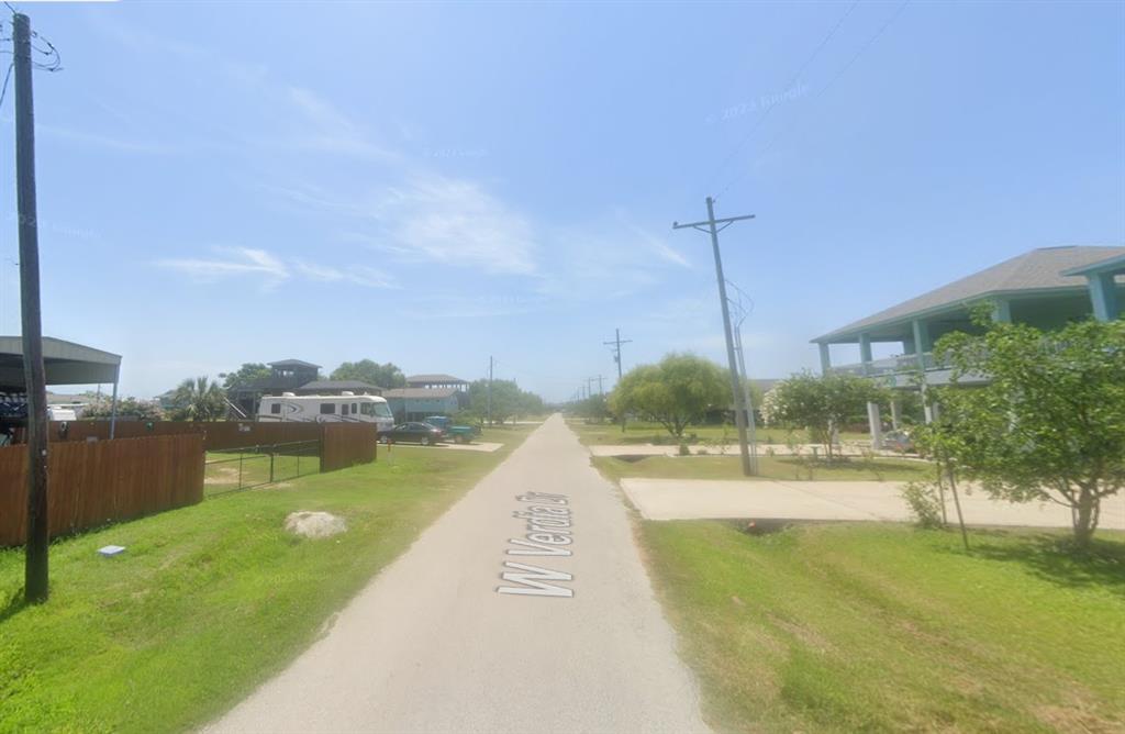 983 W Verdia Drive, Crystal Beach, Texas image 3