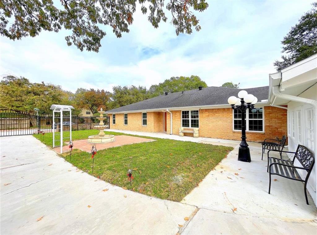 902 Ashford Parkway