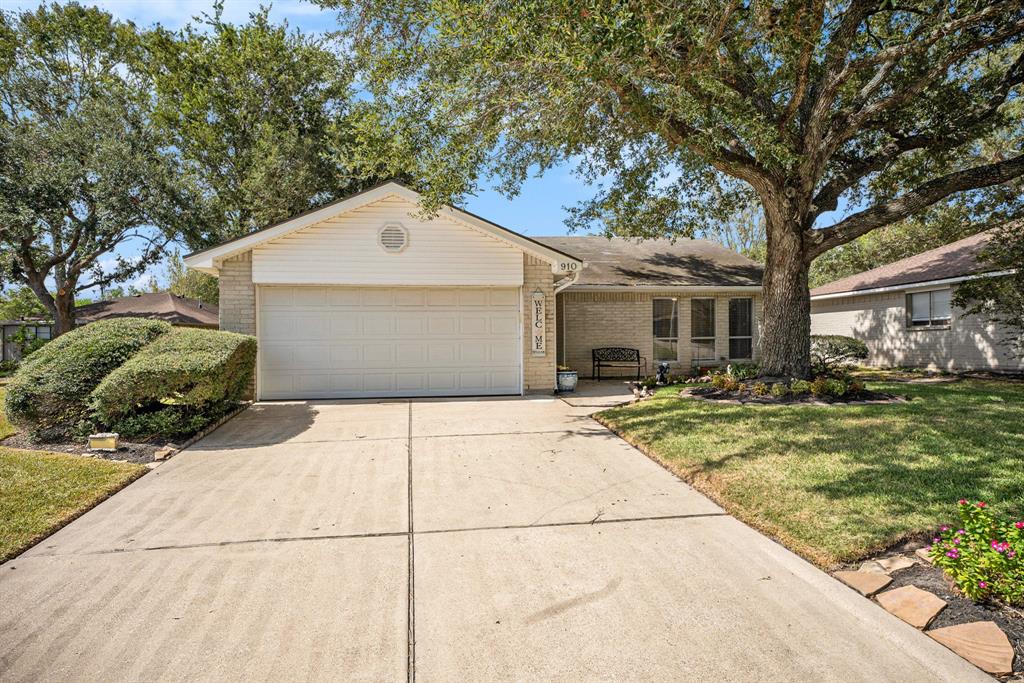 910 Postwood Lane, Pearland, Texas image 1