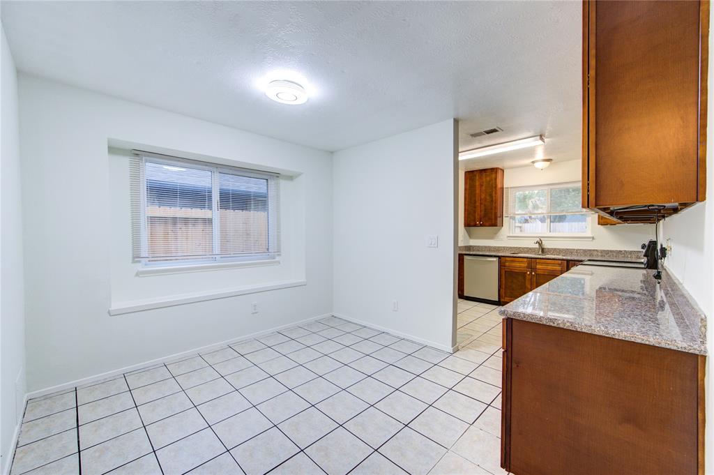 2215 Squire Dobbins Drive, Sugar Land, Texas image 12
