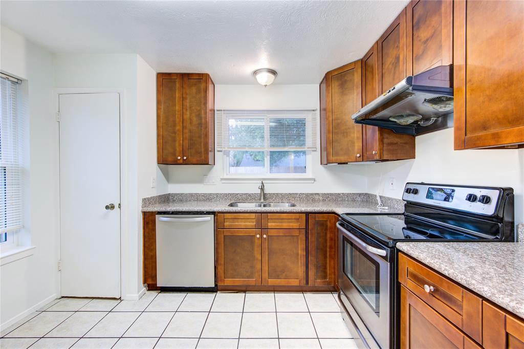 2215 Squire Dobbins Drive, Sugar Land, Texas image 8