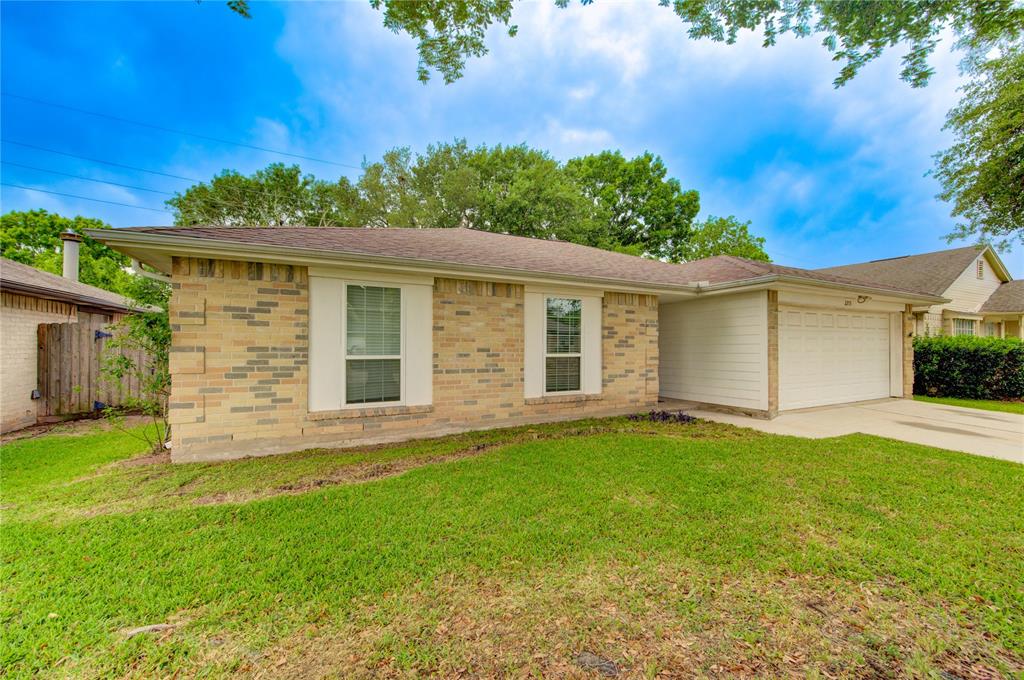 2215 Squire Dobbins Drive, Sugar Land, Texas image 3