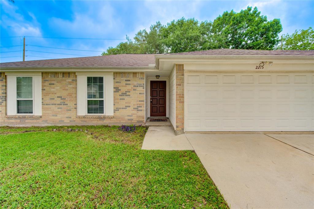 2215 Squire Dobbins Drive, Sugar Land, Texas image 4
