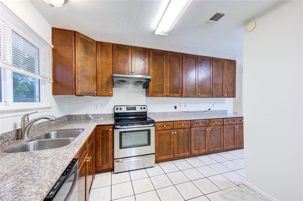2215 Squire Dobbins Drive, Sugar Land, Texas image 10