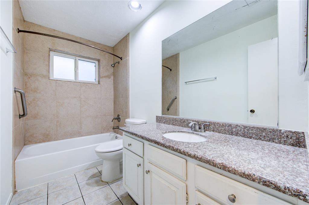 2215 Squire Dobbins Drive, Sugar Land, Texas image 23
