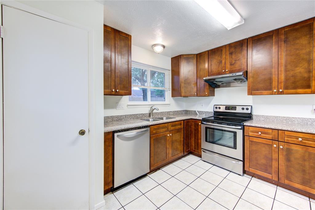 2215 Squire Dobbins Drive, Sugar Land, Texas image 9