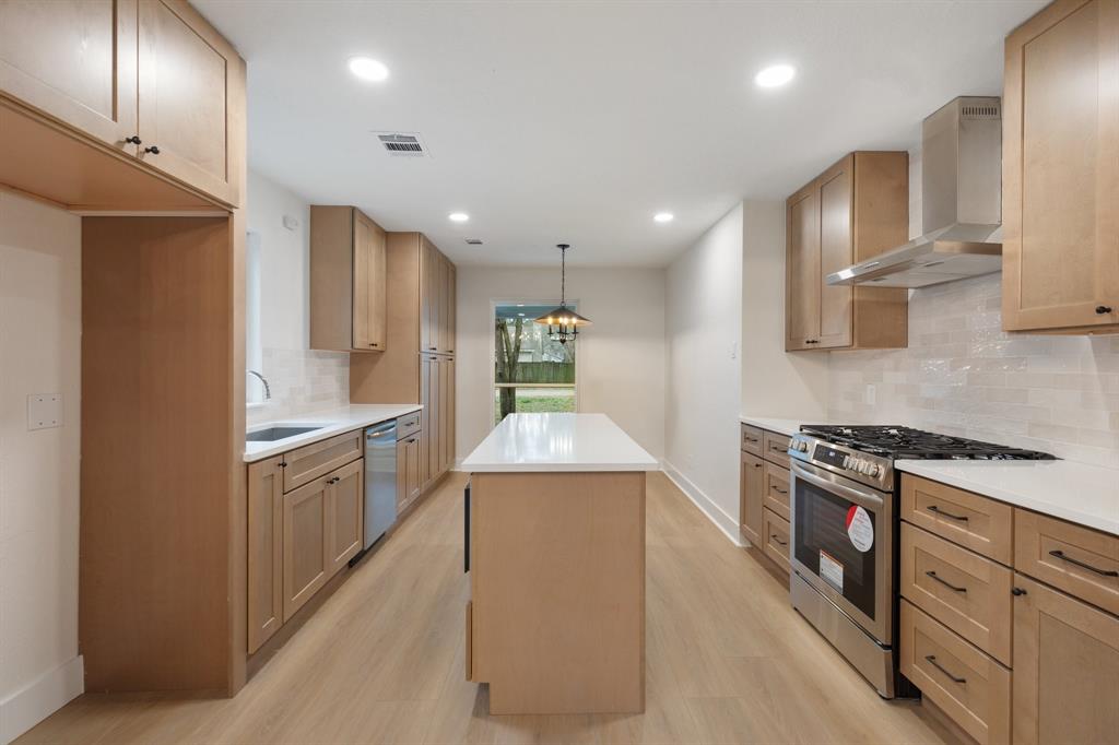 4 Blazing Star Court, Spring, Texas image 2