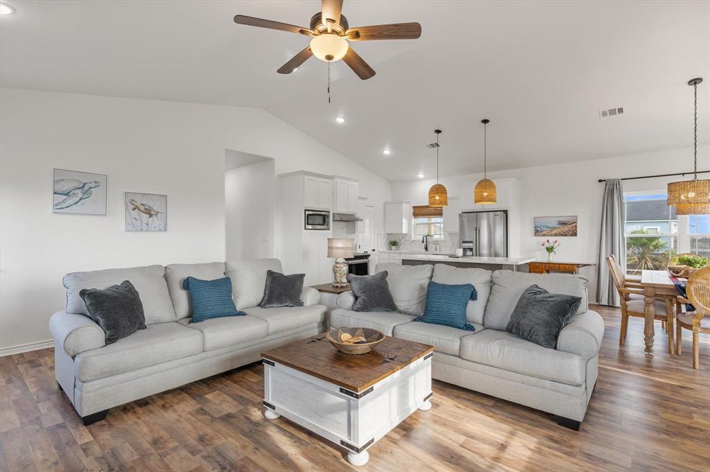 1023 N Bay Street, Gilchrist, Texas image 15