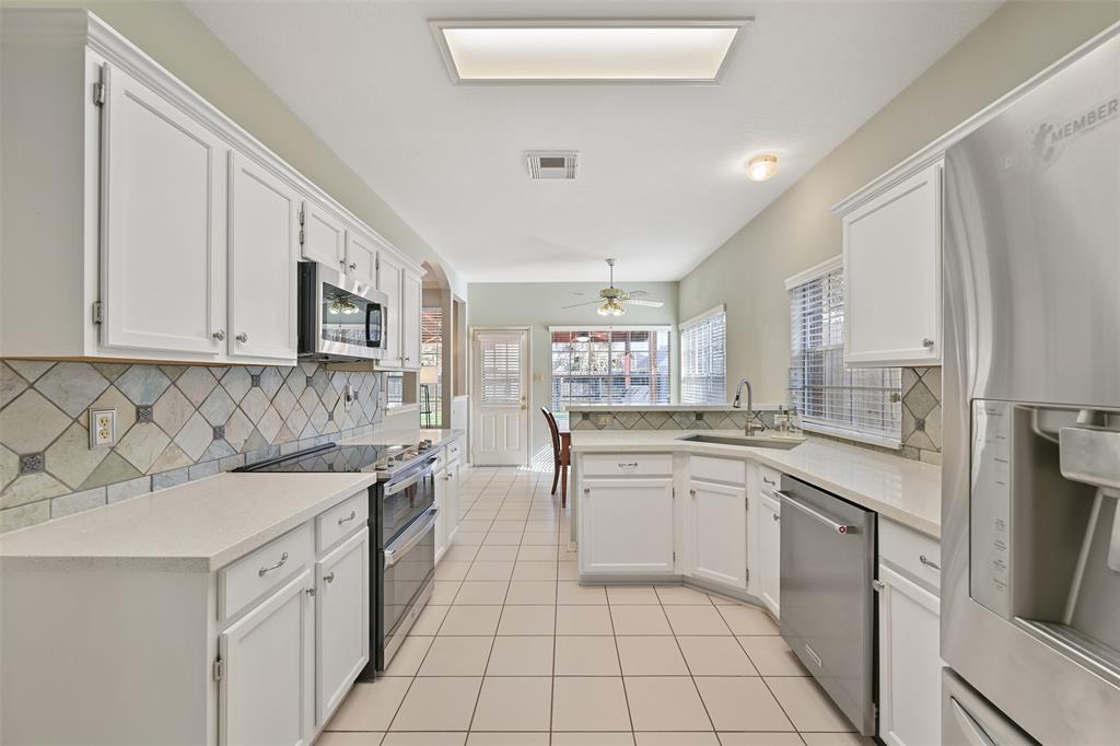 4903 Ten Sleep Lane, Friendswood, Texas image 9