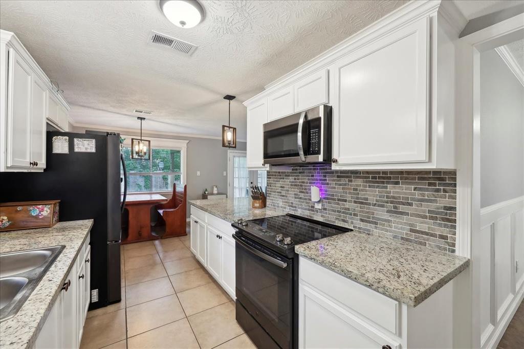 1845 King Arthur Court, Pinehurst, Texas image 14