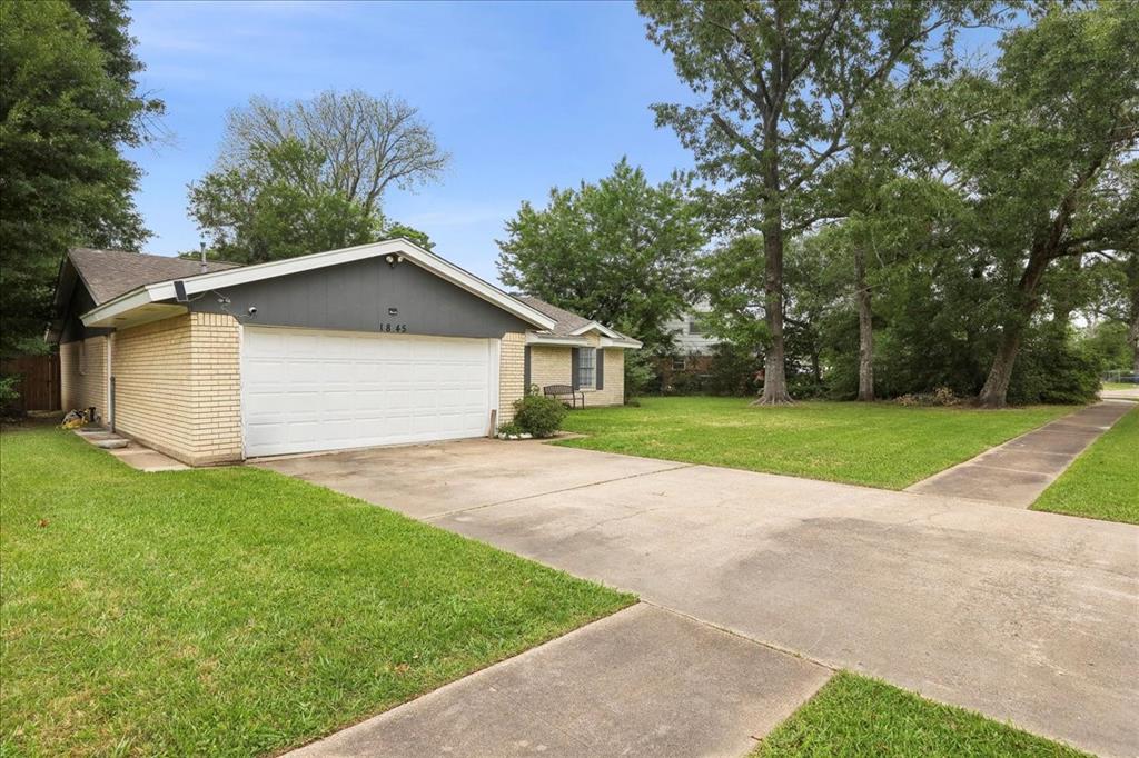 1845 King Arthur Court, Pinehurst, Texas image 3