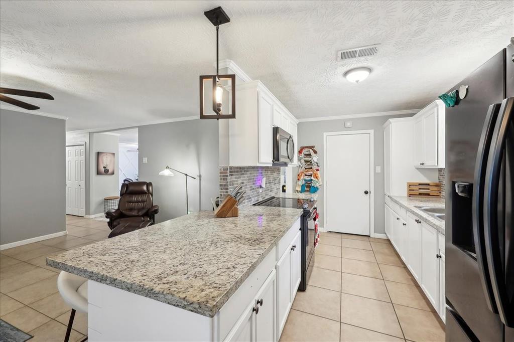 1845 King Arthur Court, Pinehurst, Texas image 12