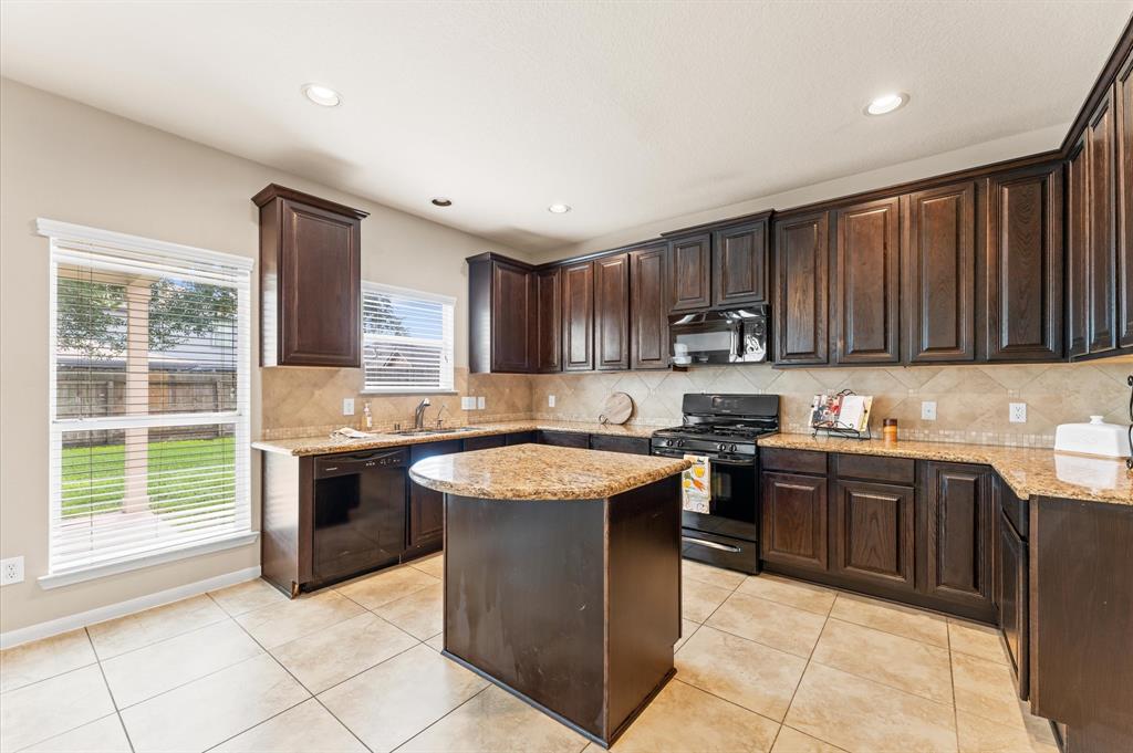 406 Oak Stream Drive, Conroe, Texas image 15