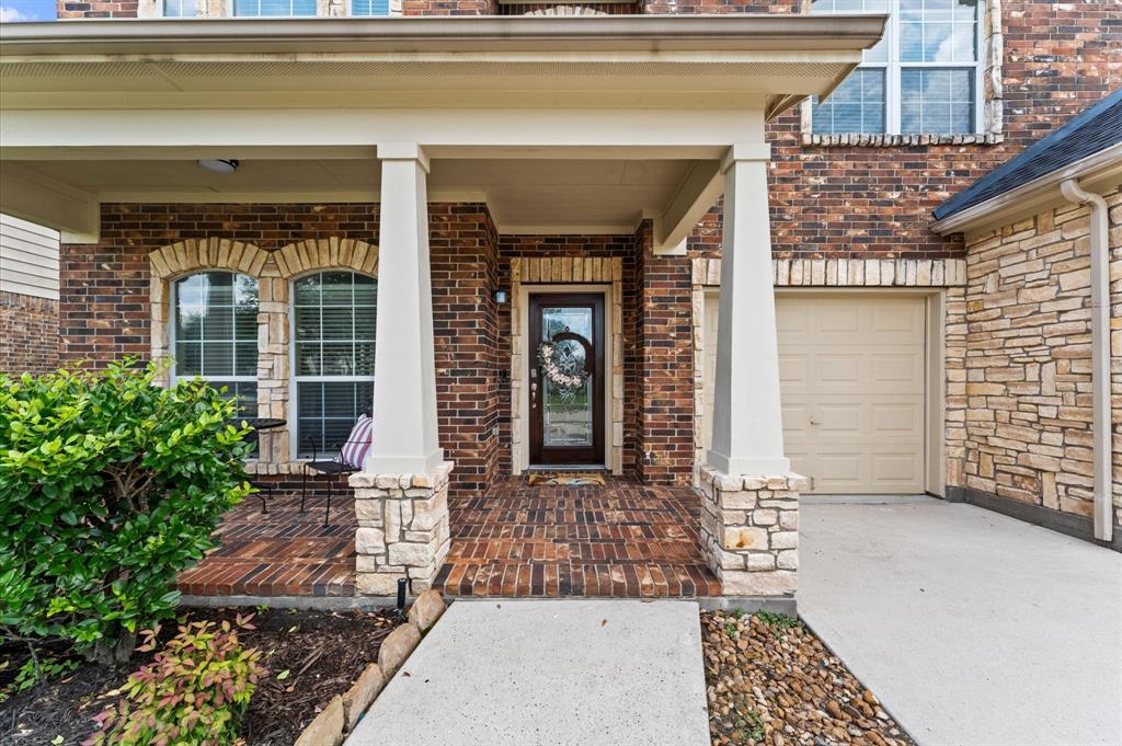 406 Oak Stream Drive, Conroe, Texas image 3