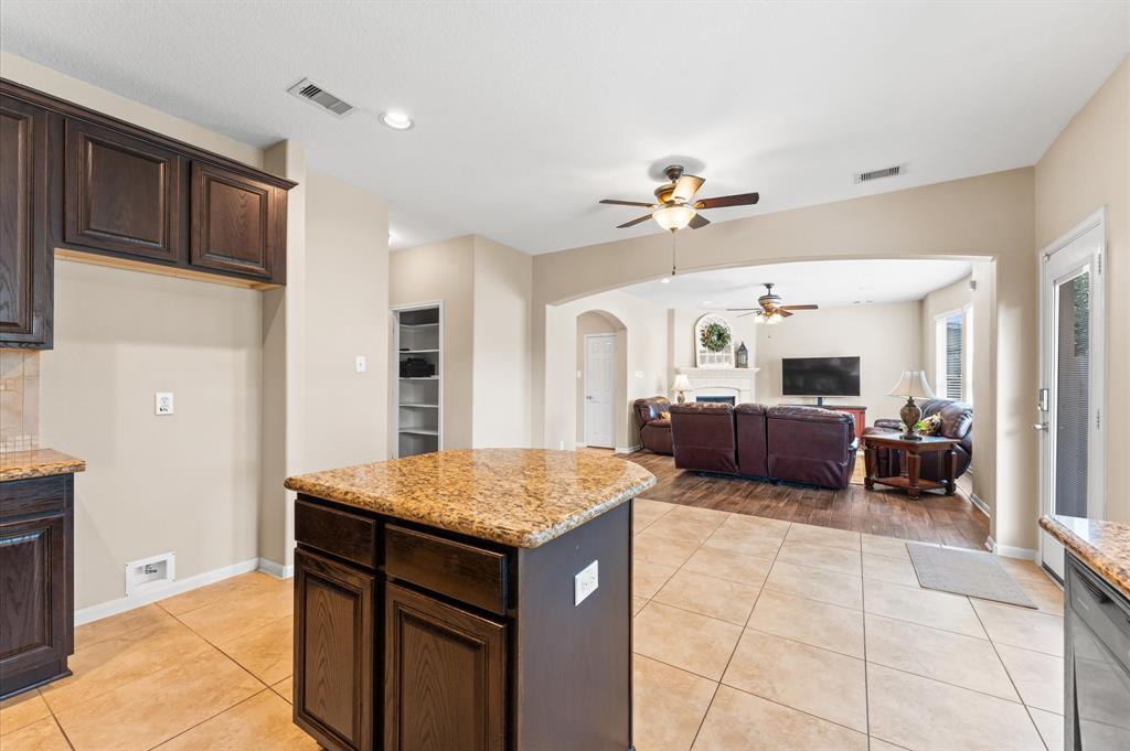 406 Oak Stream Drive, Conroe, Texas image 17