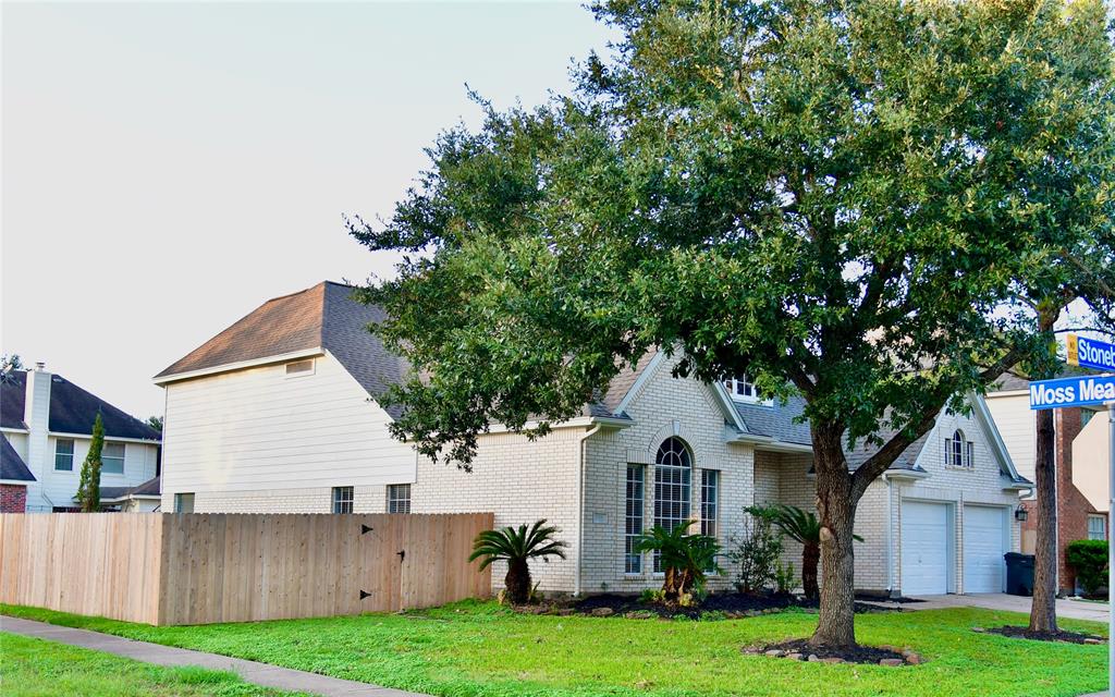 2318 Stoneburg Court, Sugar Land, Texas image 3