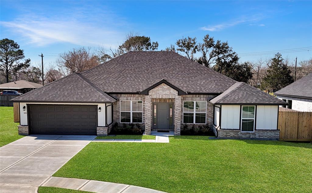 608 Greystone Lane, Angleton, Texas image 2