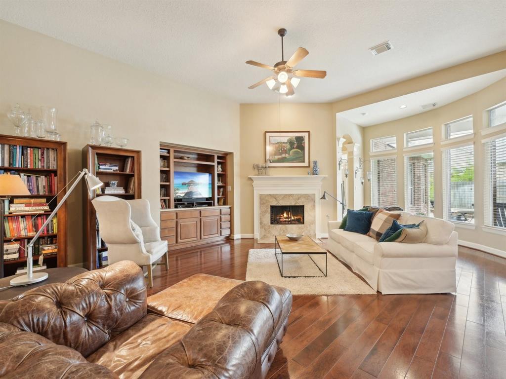 2437 Mountain Falls Court, Friendswood, Texas image 13