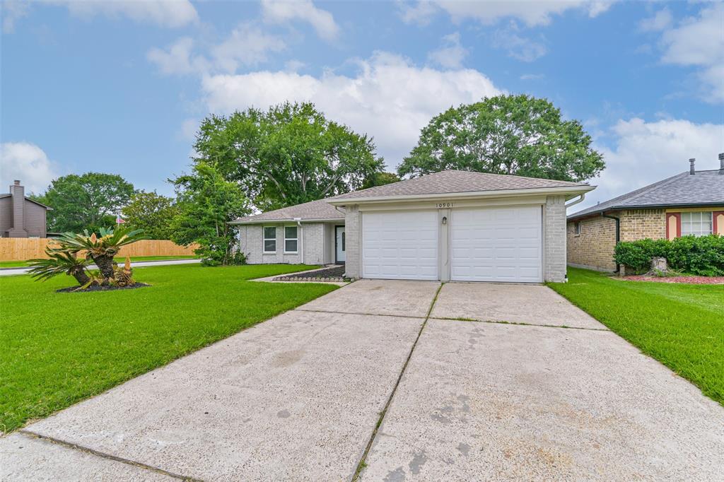 10901 Mesquite Drive, La Porte, Texas image 2
