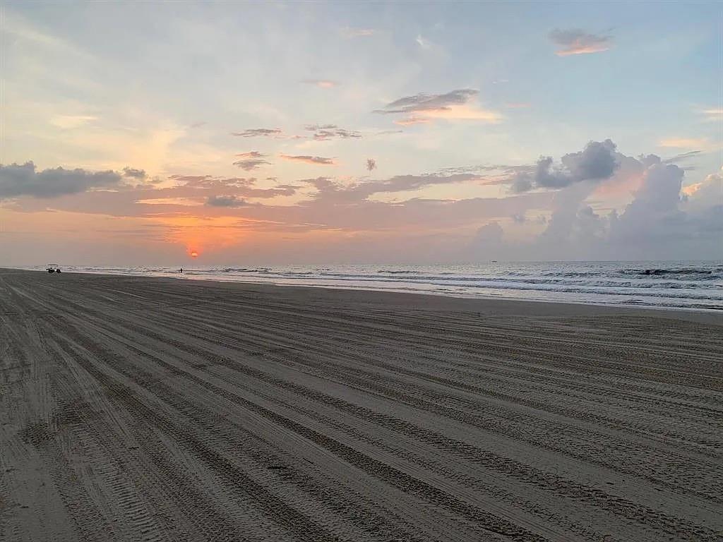 978 Pelican Lane, Crystal Beach, Texas image 1