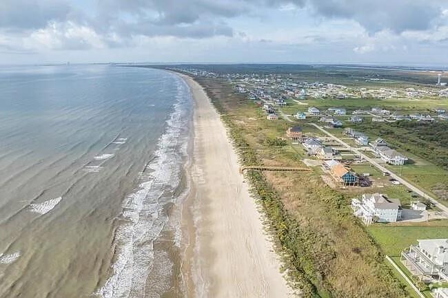 978 Pelican Lane, Crystal Beach, Texas image 2