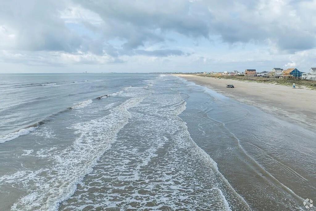 978 Pelican Lane, Crystal Beach, Texas image 3