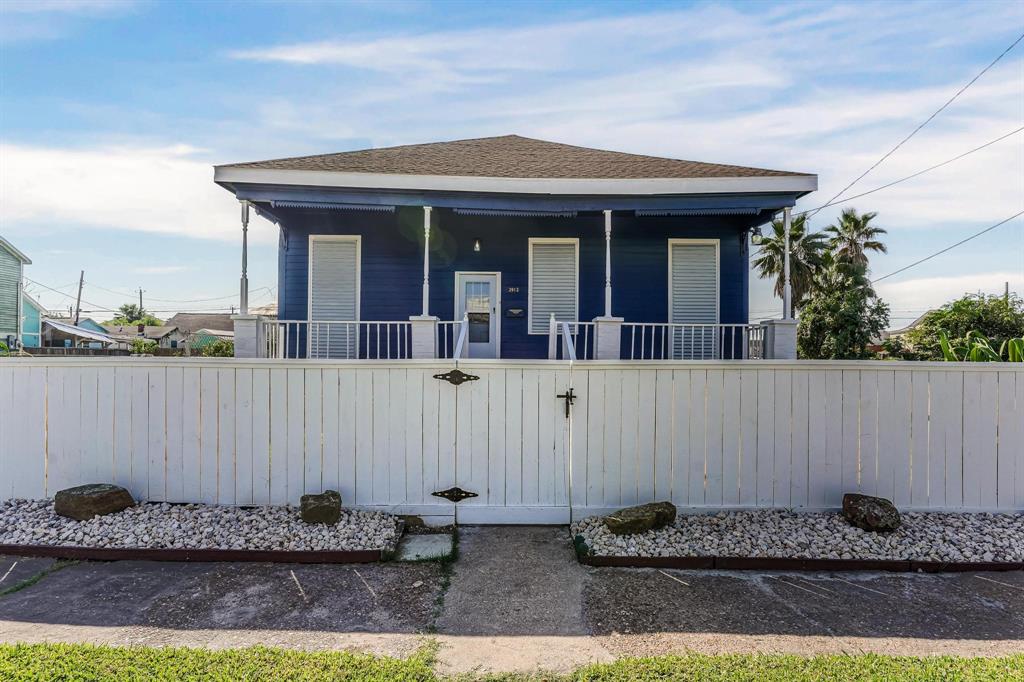 3913 Ball St, Galveston, Texas image 2