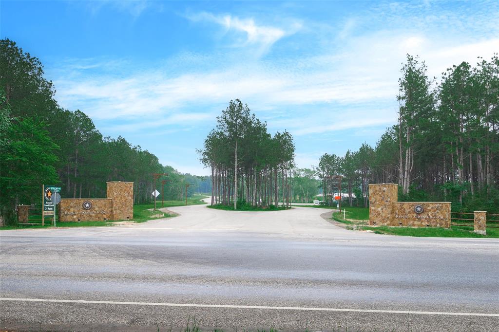 15816 Wooded Trail Way, Willis, Texas image 4