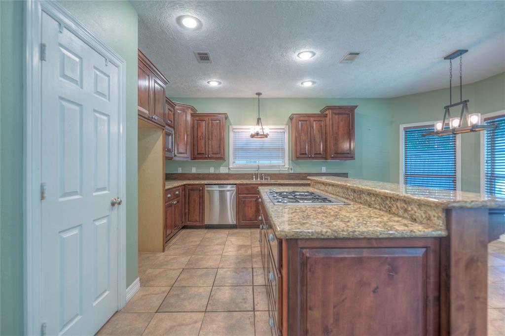 376 Rolling Hills Drive, Conroe, Texas image 16