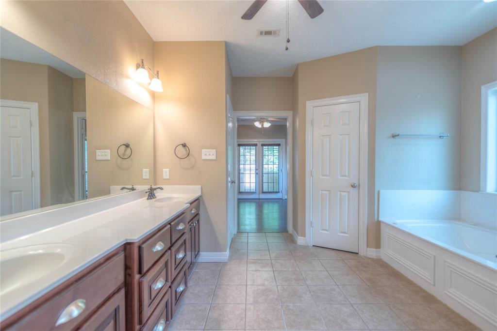 376 Rolling Hills Drive, Conroe, Texas image 24