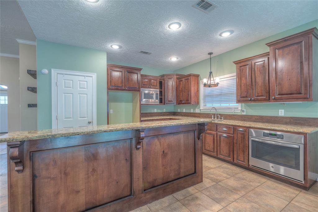 376 Rolling Hills Drive, Conroe, Texas image 17