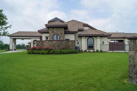 Single Family Residence in Dickinson TX 418 Lakeview 1.jpg