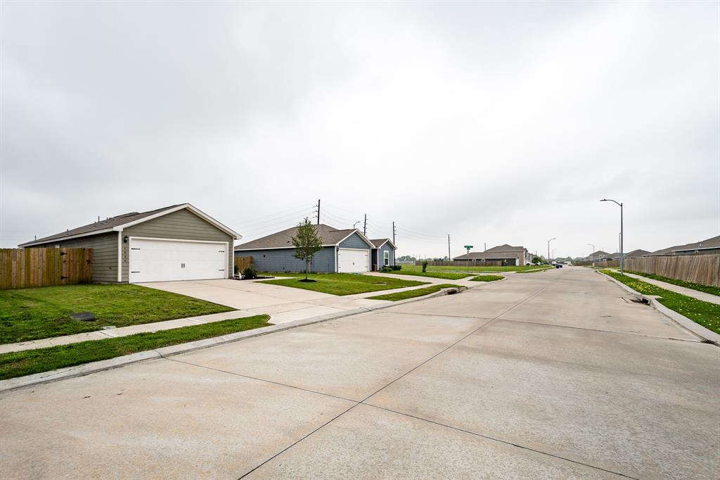 5806 Sapphire Lagoon Road, Baytown, Texas image 4