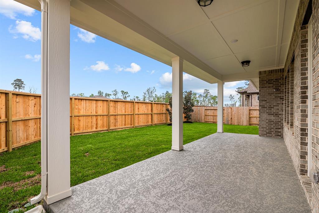 922 Raindrop Creek Court, Conroe, Texas image 7