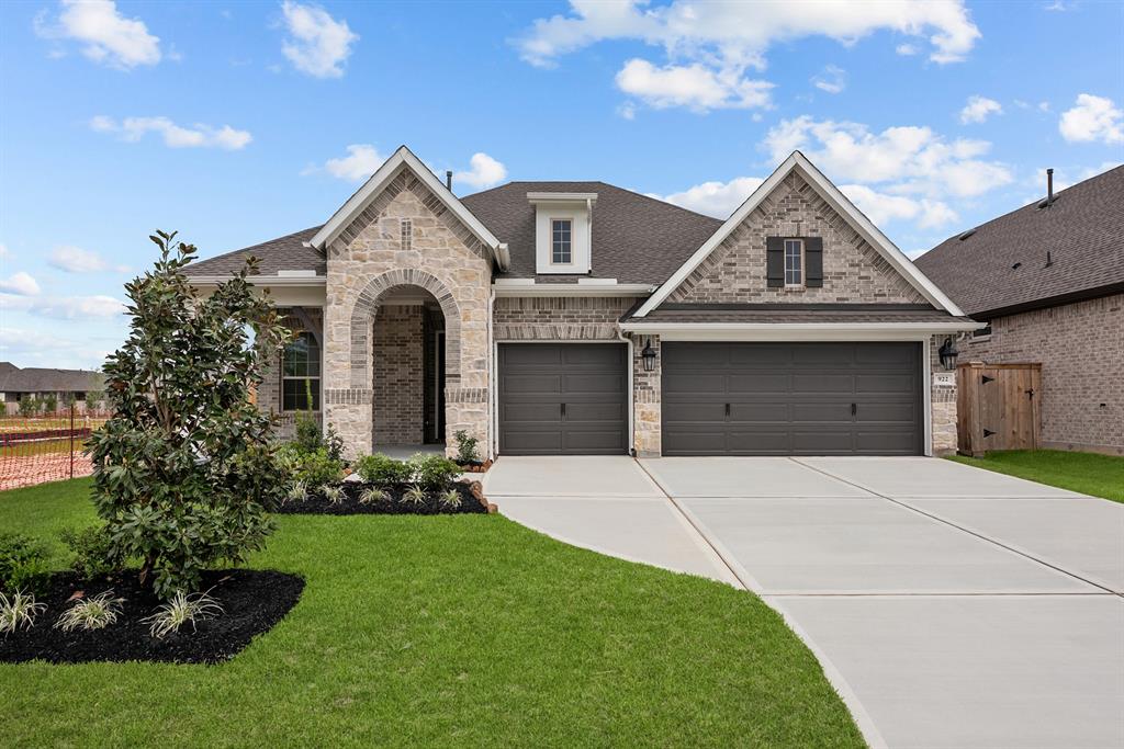 922 Raindrop Creek Court, Conroe, Texas image 2