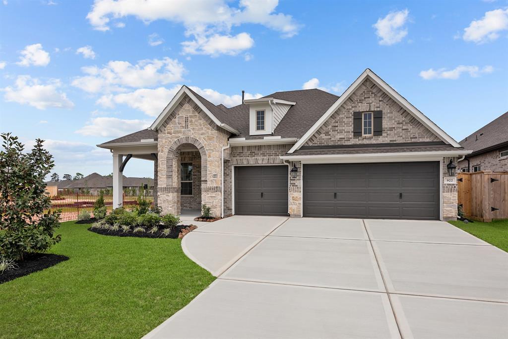 922 Raindrop Creek Court, Conroe, Texas image 3