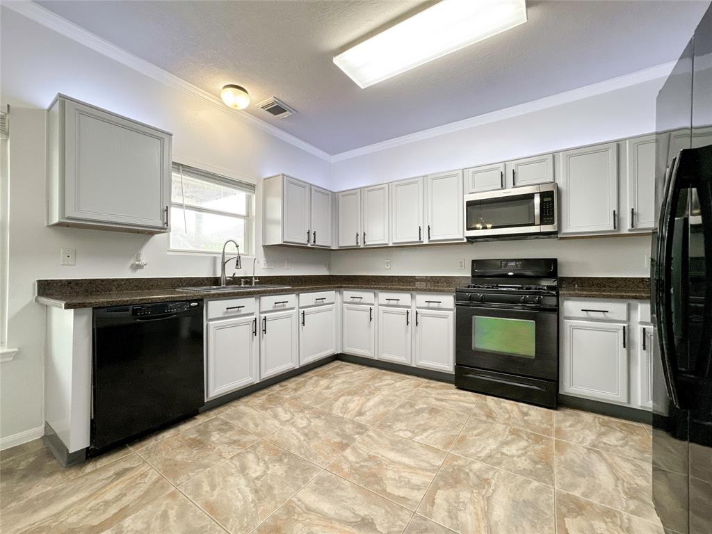 7242 Foxcrest Lane, Humble, Texas image 13