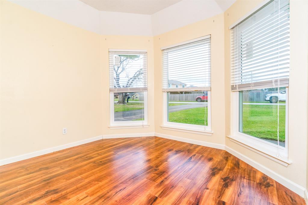 7129 Beechwood Drive, Angleton, Texas image 11