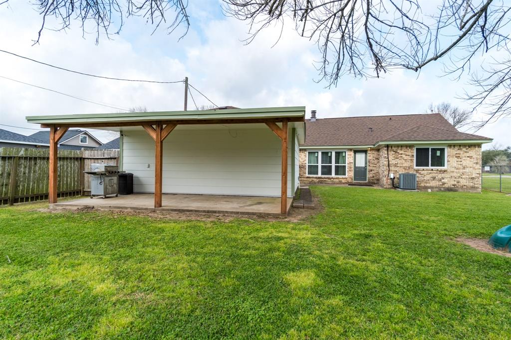 7129 Beechwood Drive, Angleton, Texas image 6