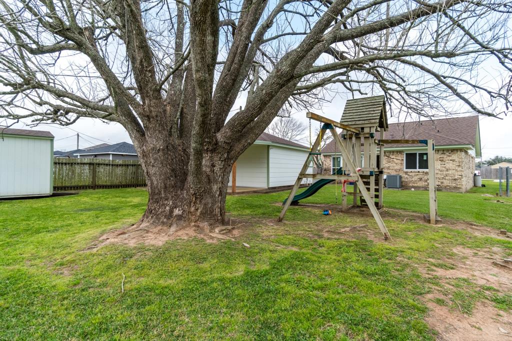7129 Beechwood Drive, Angleton, Texas image 5