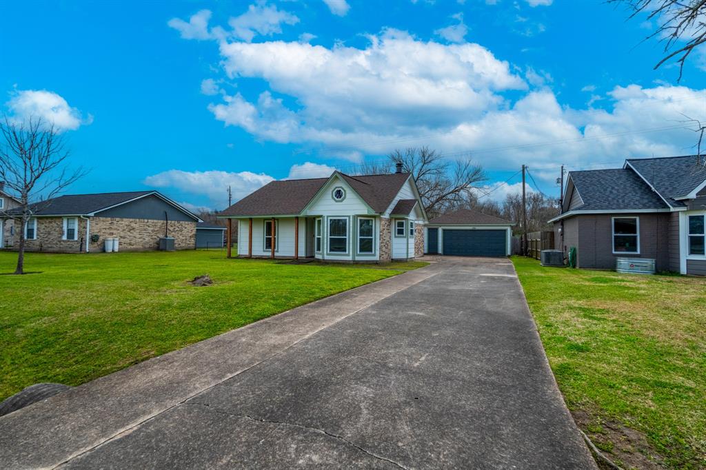 7129 Beechwood Drive, Angleton, Texas image 1