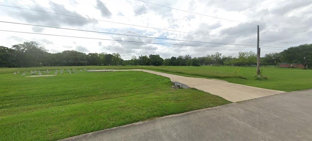 1425 Bronco Trail, Angleton, Texas image 1